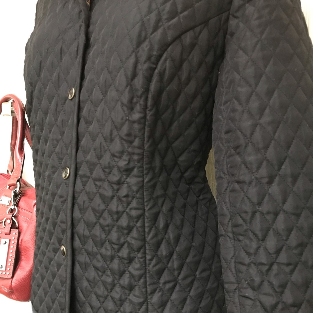 - 🍁Quilted black jacket with animal print lining